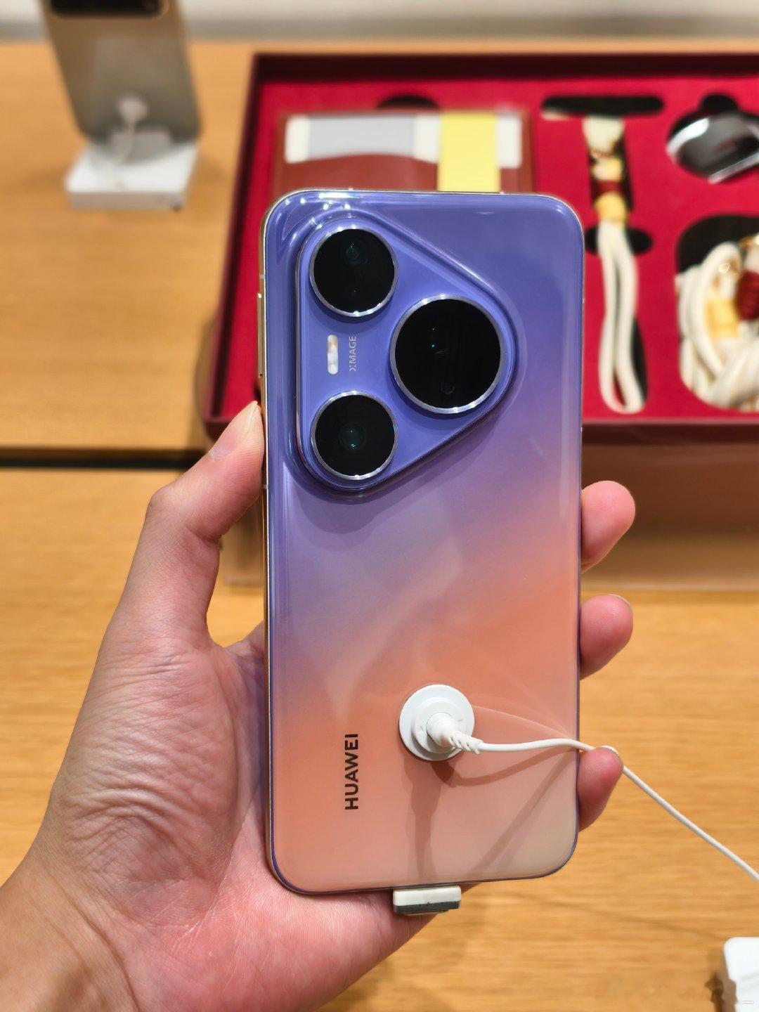 看了一下华为 Pura 90 Pro＋，单挖孔四曲面，一英寸可变光圈，这两怕是提前预演了 iPhone 20 的参数[泪奔][doge] ​