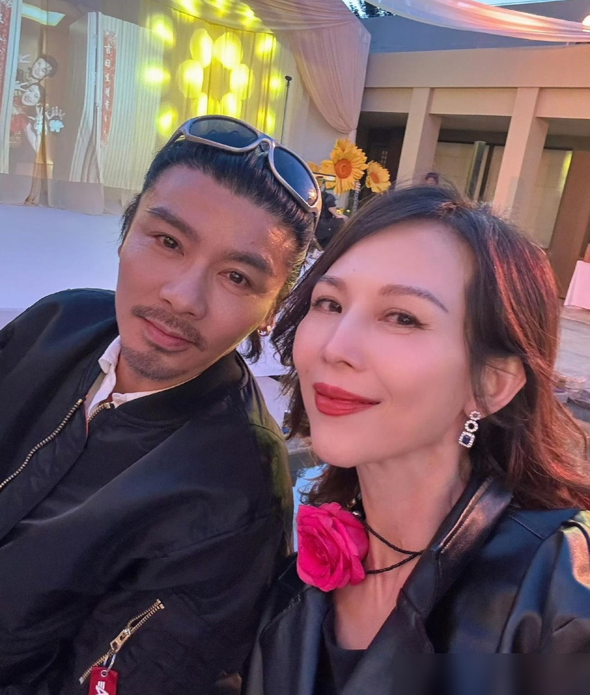 蔡少芬拖着行李箱要走，张晋没拦，头也不回走前面。她边哭边跟，结果张晋回头就一句：以后还敢不敢提分手？
蔡少芬秒怂，说不敢了。张晋反手帮她收拾行李。
这事是她自己在节目里爆的。半夜吵架放狠话，赌气打包走人，以为会被哄回来。没想到张晋不哄、不跪、不演，直接亮底线：出了这门，我不拉你。
就这一下，蔡