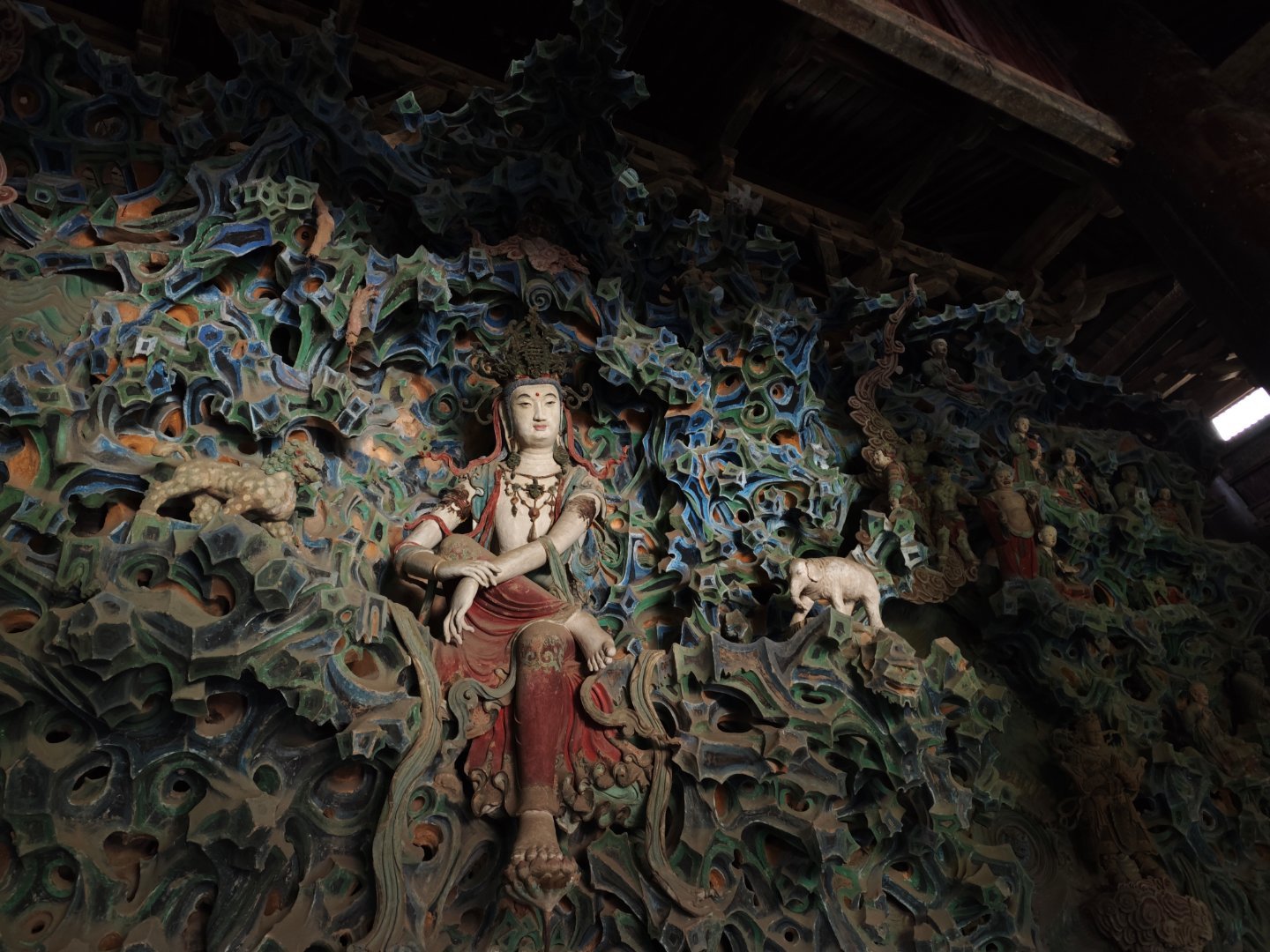 如果在石家庄，除了去博物馆溜一圈，推荐大家去正定溜。
正定很小，扫一个共享单车或者搭一个小三轮车溜一圈差不多就半天。其中最牛的就是隆兴寺，建议从隆兴寺出发挨着逛正定三塔。逛到正定三塔的最后一个花塔，就去城墙上看一眼，滹沱就在下面。
但是我在正定的确没吃到啥好吃的，都咸得齁。 ​