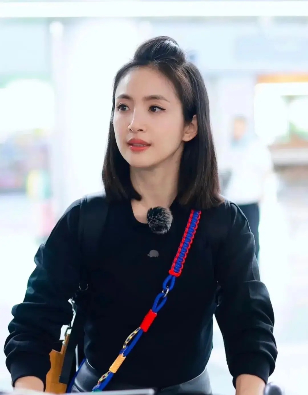 终于理解林依晨
为什么要嫁给这个圈外老公了
不是因为找不到，也不是因为他家多有钱，而是因为在这个老公身边，她可以永远做一个随时求助的小孩。

这次林依晨参加《花儿与少年》，旅途中她的行李箱突然坏掉了。人在国外，遇到这种突发状况，很多女生可能当场就急哭了。

林依晨第一反应，是直接打电话找老公求助。