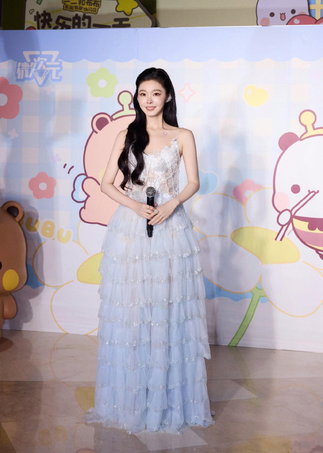 #宋轶[超话]# 姐姐的每一组图都好惊艳，气质氛围感直接拉满🥰 ​