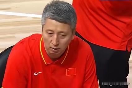 到头了。

杨毅看完中国男篮77比97惨败日本这场球，甩出一句话：“中国篮球到头了，短时期内中国人打不出复杂的篮球。”

这话扎心，但不是气话。看看技术统计就明白了。中国队全场助攻15次，日本队27次。27次助攻意味着什么？日本队超过六成的运动战进球来自配合。小川敦也和黑川虎徹两个人就送出15次助攻