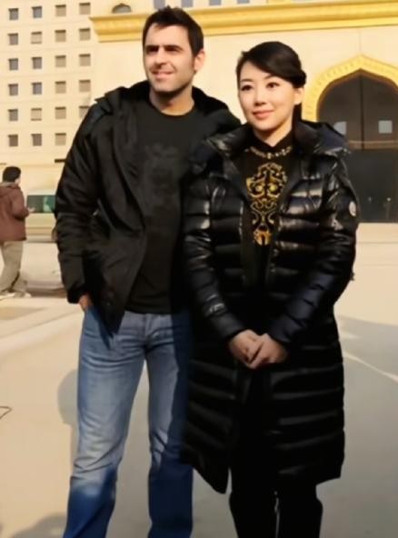身价上千万英镑的世界斯诺克一哥，下了飞机没去北上广，反而一头扎进了山东济宁的县级小城兖州。
这是2013年底轰动台球圈的名场面。
当时负责全程接待他的，正是主场作战的“九球天后”潘晓婷。
谁能想到，平时在赛场上狂放不羁、出杆快得像阵风的“火箭”奥沙利文，到了兖州第一件事居然不是摸球杆，而是被潘