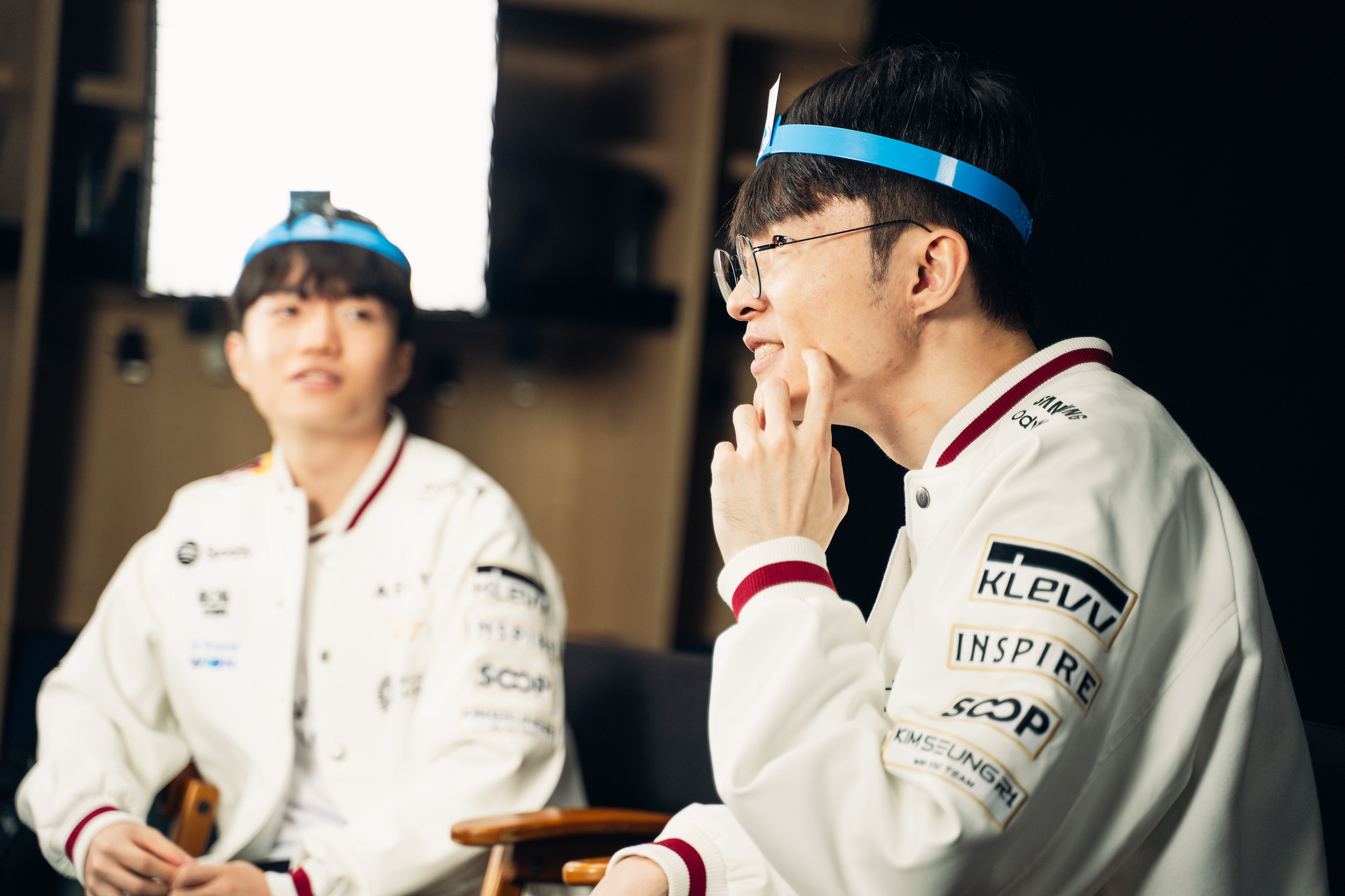 【S16】T1媒体日返图来啦！一起玩游戏的Faker和KeriaS16媒体日S16瑞士轮媒体日