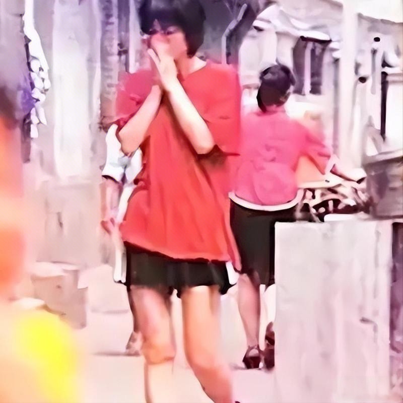 90年｜王菲 &amp; 窦唯，胡同里的旧时光
1995年，北京雍和宫附近的老胡同。 彼时王菲和窦唯在这里同居，没有光鲜的舞台妆造，只是烟火里的普通人，“方便”不方便。