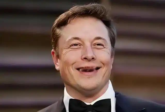 中美正打得热闹，芯片禁令一轮又一轮。就在这个档口，地球上身家最厚的美国科技富豪，在X平台上发了一条帖子——&34;中国太棒了。我强烈推荐大家去看看。&34;发帖人：马斯克。时间：2026年8月11日。不到一天，这条帖子冲破250万浏览量。评论区涌进来的，不是骂声，是大批外国人争着晒自己的中国旅行体验。

就在外