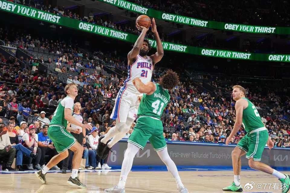 10月17日NBA季前赛，76人主场迎战残阵凯尔特人。本场詹姆斯迎来主场首秀，砍下8分8篮板7助攻全面数据；旧将布朗首次面对老东家，拿下20分8篮板攻防一体。
 
76人恩比德、马克西、布朗三人得分上20，上半场反超比分，第三节一度拉开14分领先。但末节绿军疯狂反扑，顽强追平比分拖入加时。加时阶段76人进 ​