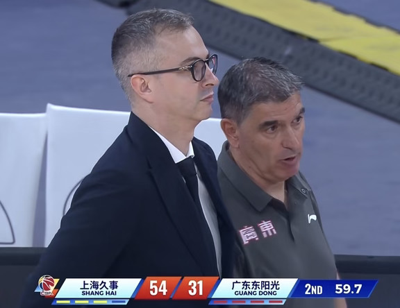 半场就落后24分，广东31-55暂时落后上海男篮，上半场被上海男篮全方位被压制
半场结束，广东宏远31比55大比分落后上上海男篮，分差来到24分了。
上海这边火力很猛，拉塞尔、李添荣双双砍下14分，外线三分连续命中，半场扔进10记三分。
广东男篮这边问题全面暴露。篮板、投射、失误全都处于下风，身高尺寸的差距，在锋线、后卫、内线都体现出来。卢卡拿到全队最高10分，徐杰7分、张皓嘉6分，其余球员得分很难打开，整体投篮和三分效率偏低，上半场打得相当被动。
分差这么大，翻盘难度极大。就看下半场，主教练能不能调整防守、找回手感，看看能不能上演大逆转的奇迹。
#广东宏远