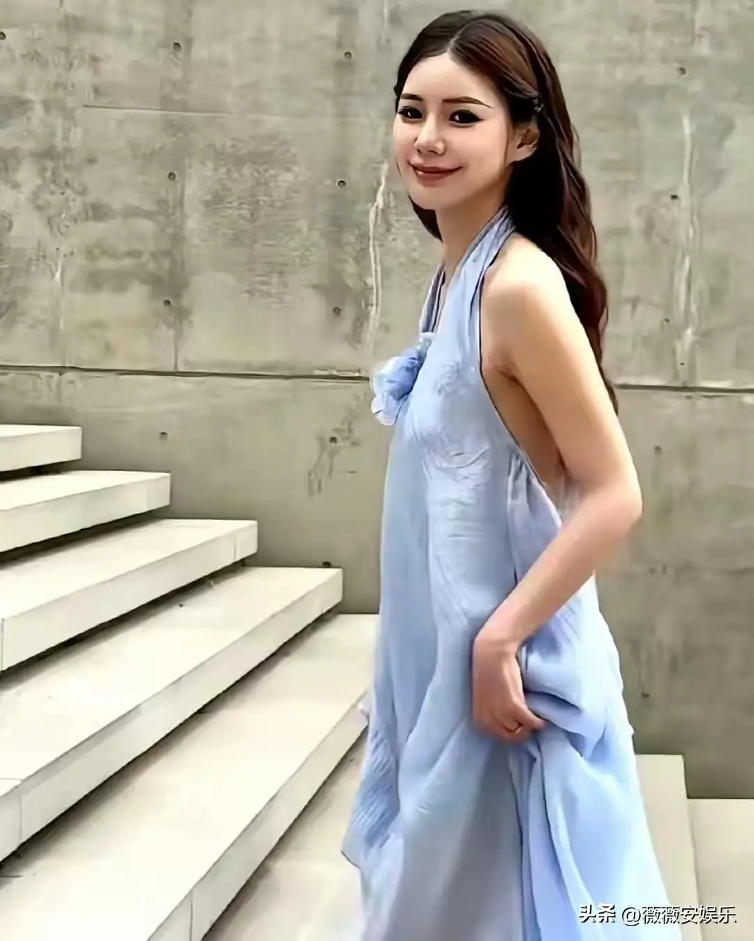 马筱梅
 
马筱梅，汪小菲的妻子，也是这两年话题度很高的网络人物。长相清秀温婉，可盐可甜，穿上浅蓝长裙气质温柔，居家直播的时候，又是一副朴素松弛的模样，两种状态反差感十足。
 
她原本是圈外人，经朋友介绍认识汪小菲，二人走到一起结婚生子，一夜之间被推到大众聚光灯下。嫁入充满舆论纷争的汪家，从官宣开始