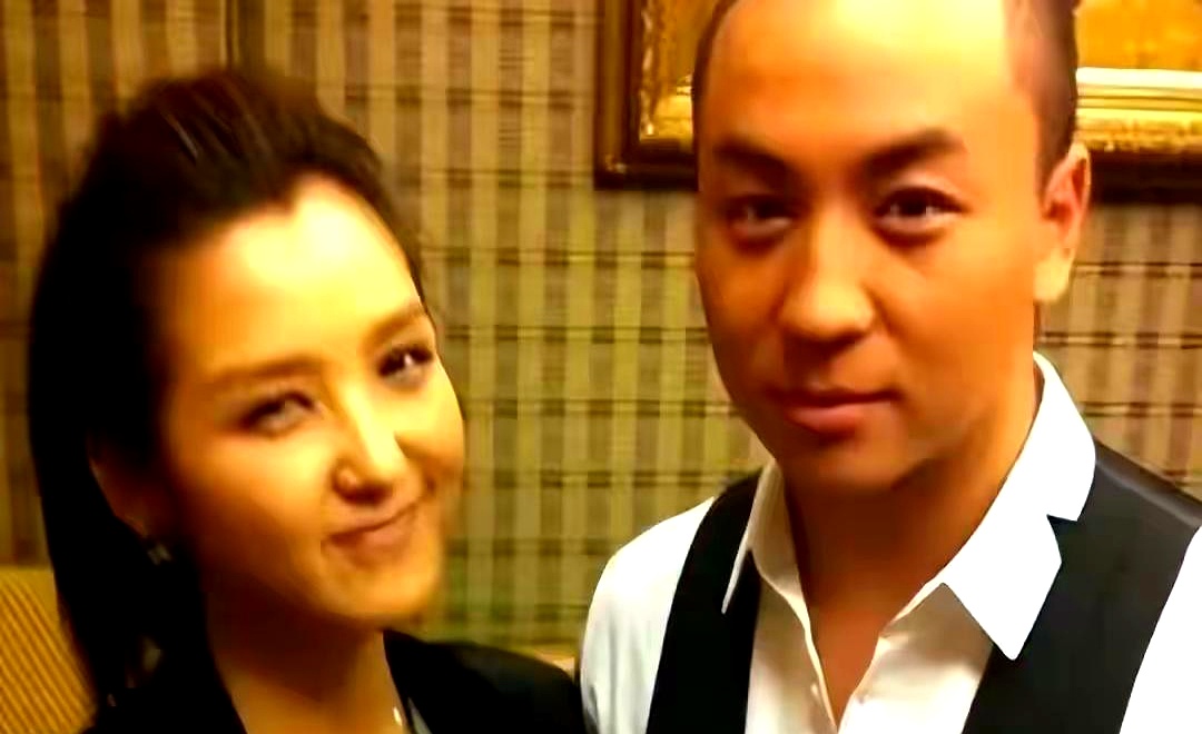 当年05届超女神仙打架，李宇春夺冠、张靓颖第三，排在第四名的何洁，唱跳俱佳、长相甜美，开局拿的绝对是一副王炸
 

结果后来大家再提起她，几乎全是感情里的烂摊子。先是跟释小龙无疾而终，接着又是跟前夫撕破脸的离婚闹剧。前夫后来另娶，新人的长相气质跟何洁完全没法比，只能说有些人拥有过好东西，自己却不懂得