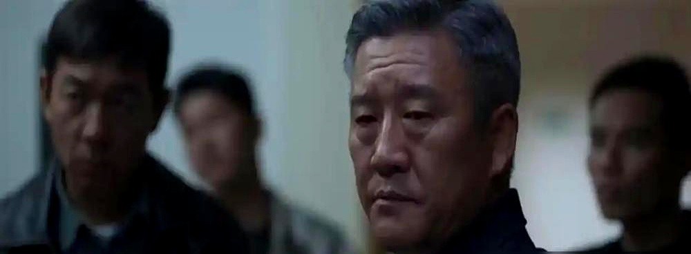 阿如那新剧搭档段奕宏，首播收视直接干到3.2%！结果豆瓣开分5.9……这落差也太大了。

《藏锋》这剧，讲的是特警队里的事儿。阿如那演特警队长廖不凡，一个靠拳头说话的狠角色。段奕宏呢，演政委谭彦，机关笔杆子出身。

问题就出在这儿。阿如那在《狂飙》里演的那个街溜子李宏伟，劲儿太大了！这次穿上警服，一