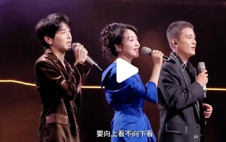 湾区升明月名场面来了！

闫妮带着欧豪、彭昱畅合唱《侠客行》。

谁能想到，舞台上并肩唱歌的两人，在《交锋》里是死对头。
 
欧豪饰演潜伏间谍林看山，彭昱畅是国安干警何春晓，剧中针锋相对，斗得惊心动魄。

不得不说闫妮人缘是真的好，自带亲和力，和新生代演员搭在一起毫无距离感。

从佟掌柜到如今晚会舞
