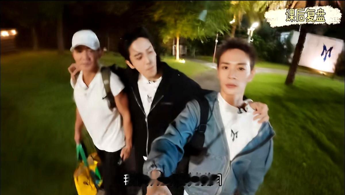纯演员硬刚全开麦唱跳，下场就是被网友挨个挑刺。

《披荆斩棘2026》二公舞台，曹骏头一回当队长，带着刘畊宏和陈若轩组了个没专业歌手的局。

翻唱《要你管》暴露出底子薄，气息没跟上。陈若轩直接在直播里低头道歉揽责，曹骏更是老老实实感谢大家批评。

这三个人没闲着。凌晨回宿舍不睡觉，一条条翻看网友留言