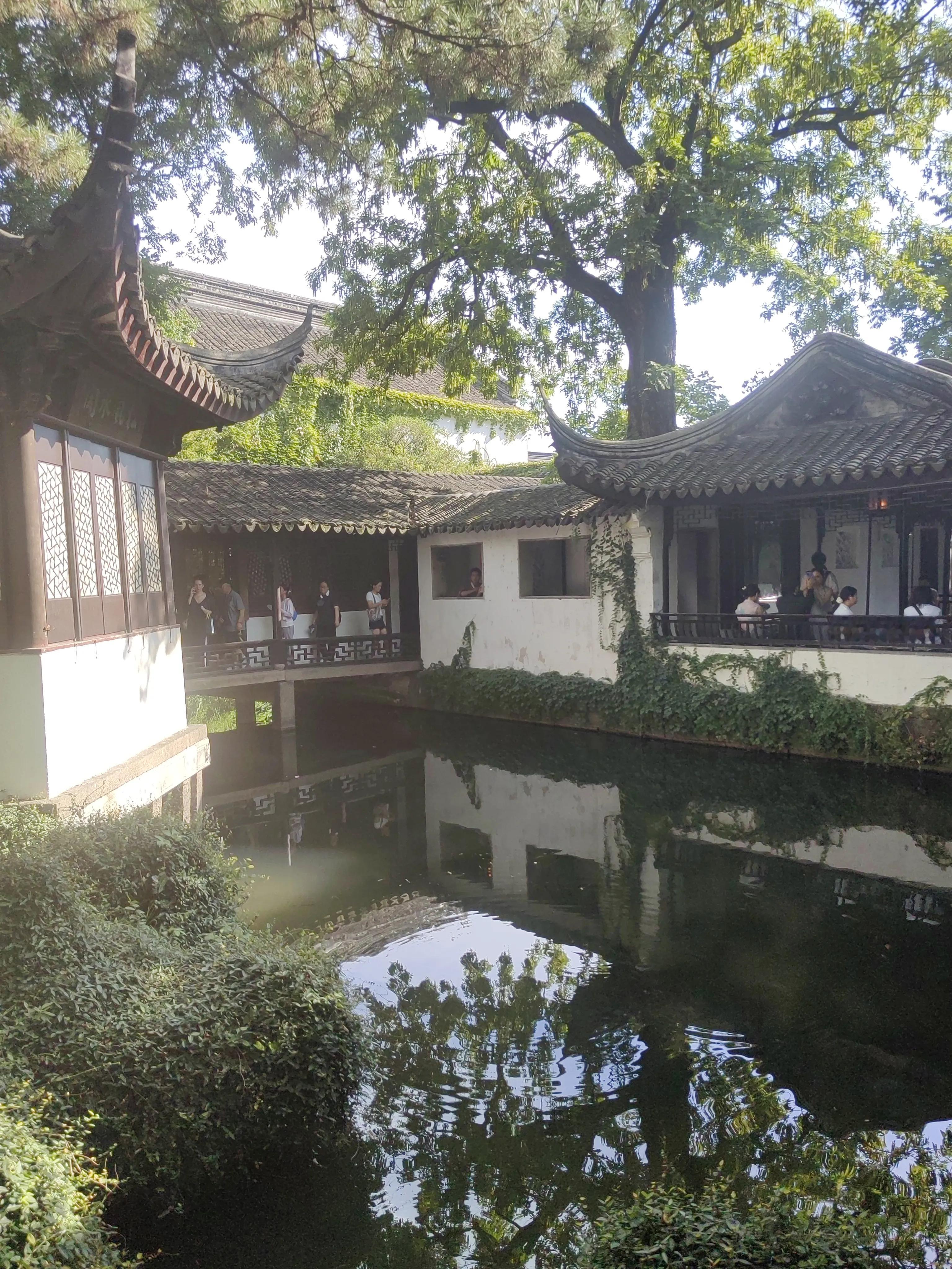 比亚迪海狮08
还是非常不错的一款车
智驾系统也很不错
整个城市通勤几乎不用自己接管，过拥堵路口、避让乱穿的行人和外卖车都稳得一批。内饰用料全是软包，坐进去就像裹在云朵里，后排空间翘二郎腿完全不挤。最近刷到好多试驾博主实测，续航实打实不打折，这波王阳选车眼光真的毒，难怪