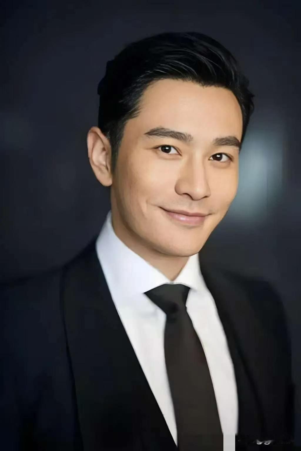 黄晓明引发热议
9月10日晚上，黄晓明登上热搜，起因是一段采访曝光，看完采访，不少网友感慨黄晓明也是太心寒了，他的一番心里话，真的戳中很多人。
 
黄晓明那句话——“我帮了太多白眼狼”，不是随口一说，是憋了好多年才吐出来的。采访里他没有点名，但那种掏心掏肺之后被晾在一边的滋味，隔着屏幕都能品出来。圈