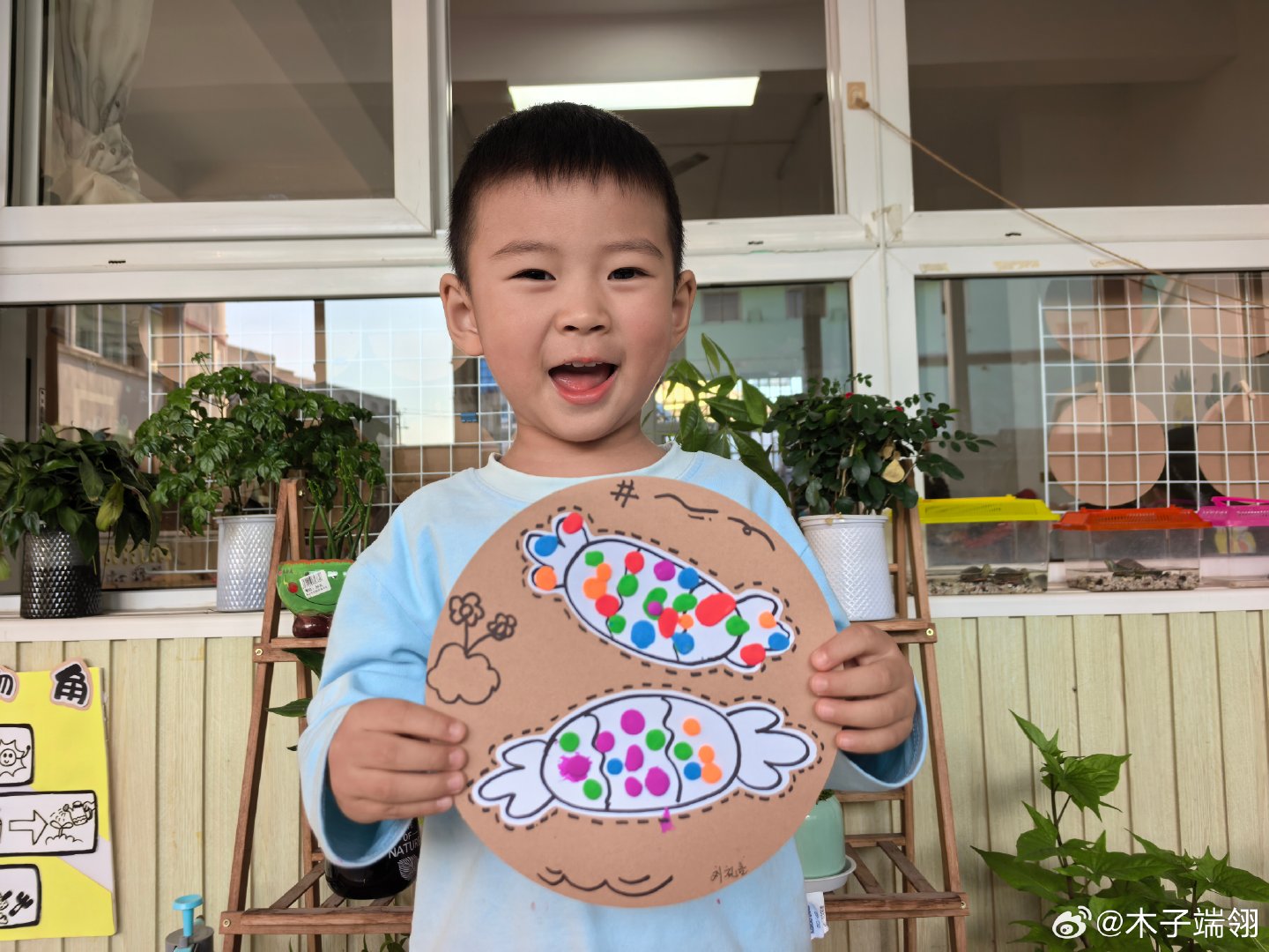 昨天傍晚金宝莫名其妙很吵 一点点不如意就扒在我身上哭 哭的心烦意乱 我被吵急了说了句你再哭我都要死了  八宝听见了 若有所思的表情 半分钟后说了句：妈妈 有我陪着你在 你不会死的。瞬间泪目 跑到阳台把眼泪抹干 平复心情 很意外八宝会说出这样的话 很暖心  也很欣慰  被儿子在意的感觉。 ​