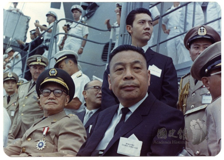 1966年3月15日，蒋介石应美军太平洋舰队司令夏普上将邀请，率领蒋经国及多位高级军政官员搭乘直升机登上世界第一艘核动力航母“企业号”（USS Enterprise, CVN-65）参观。 ​