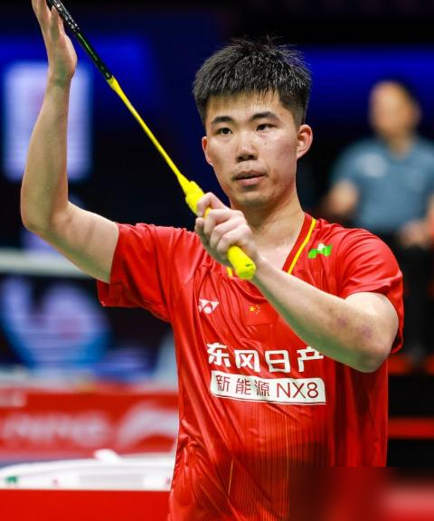 丹麦公开赛一开打，国羽男单就剩俩人了。石宇奇陆光祖直接轮休，李诗沣脚踝旧伤退赛，全队主力一夜蒸发。
胡哲安递补上来，首轮撞上法国新科世锦赛冠军拉尼尔，0比2，18比21、13比21，干净利落输了。翁泓阳成了独苗。
张军这盘棋看得人后背发凉。主力集体挂免战牌，积分拱手让人，年终总决赛的坑越挖越大。