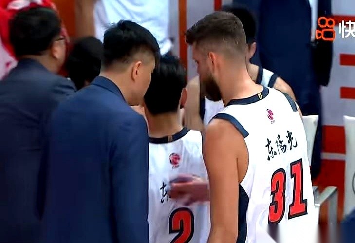 得聊聊广东男篮这位新来的大个子，拉科塞维奇。 开场哨响，计时器才跳到第...