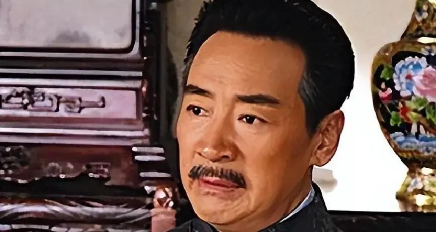 去学校开个亲子活动，被其他年轻家长顺口叫了声爷爷，平时电视里拿着马鞭说一不二的陆老爷子，回到家却被十几岁的亲儿子怼得哑口无言

2026年9月6日，71岁的寇振海带着刚满18岁的长子寇家宝回河北衡水武强老家祭祖，庆贺儿子拿到了帝国理工学院的录取通知书

排场搞得确实大，连写着“光宗耀祖”的红底牌子都
