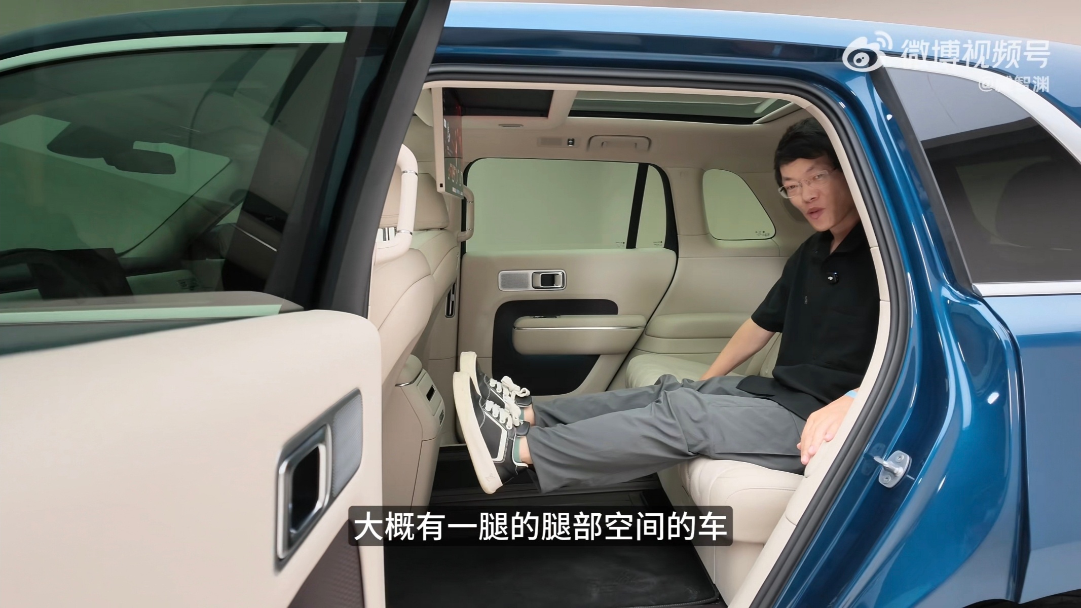 小米澎程N70 Max静态体验今天解禁了，刷了几个视频看得我真眼馋啊，二排最大乘坐空间1.41米，腿蹬直都够不到前排，空间体验在大五座SUV里就是降维打击，直接杀死了车内空间比赛。

说实话我的小米YU7 Max基本没坐过后排，停车休息打开零重力座椅，后排空间很难利用上。小米澎程用纯平地板和超长滑轨， ​