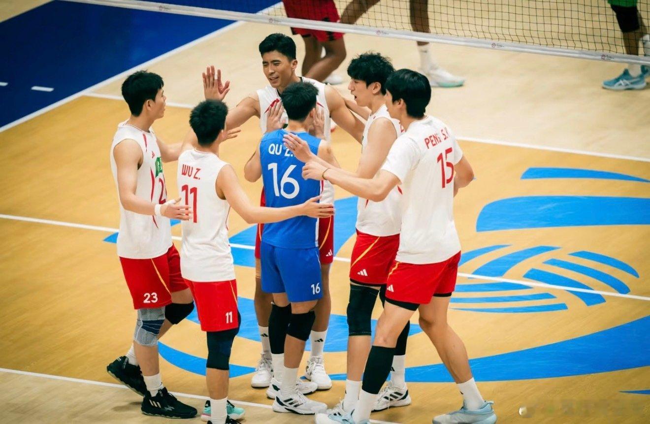 开门红！中国男排3比0拿下印度！

三局比分25比21、28比26、27比25，虽然第二、第三局打得相当胶着，但中国队关键分顶住了压力。王滨拿下16分，张景胤贡献12分。

奥运门票之路，第一关顺利拿下！

#中国男排3比0印度男排# ​