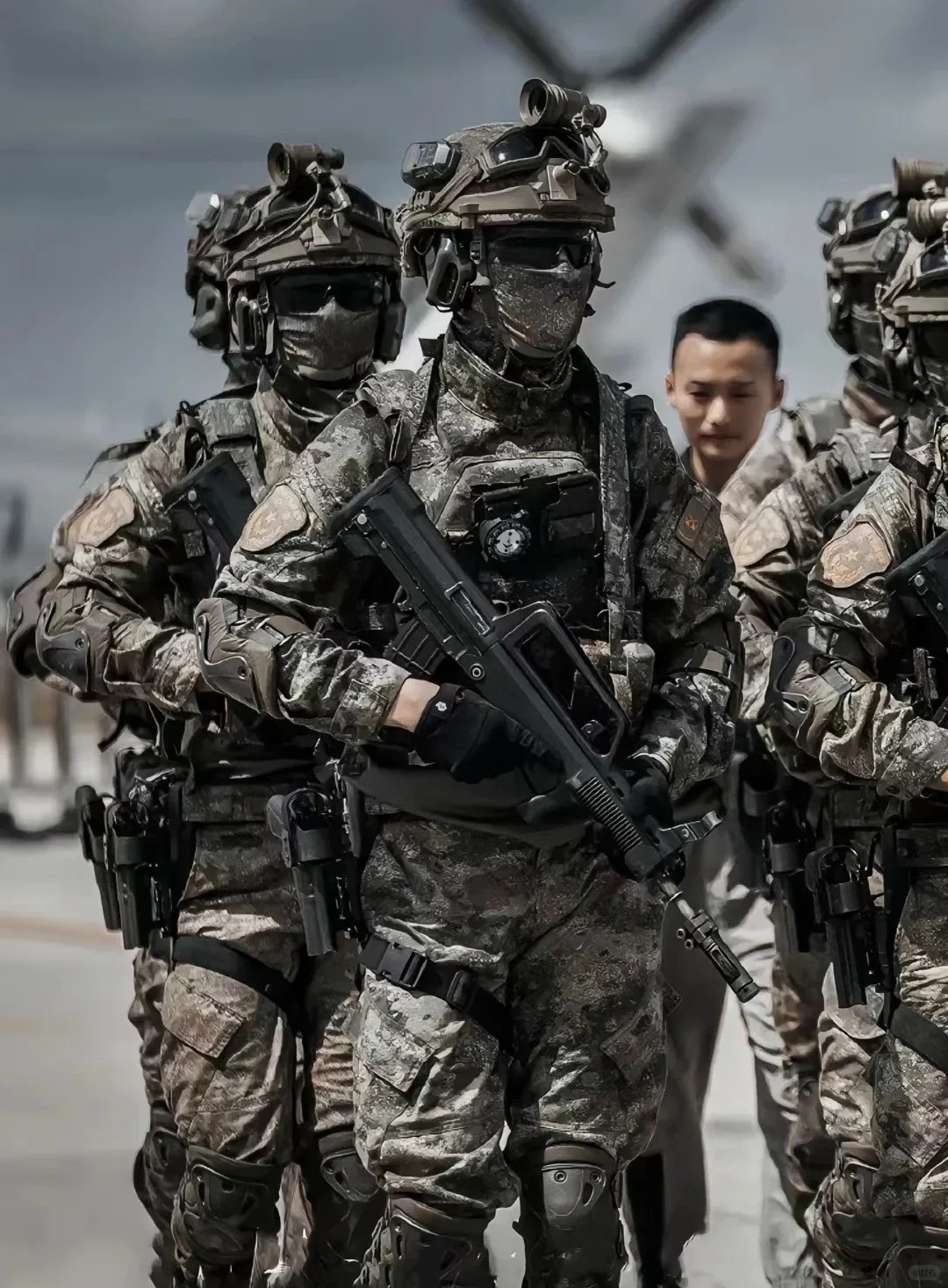 最帅天团，不接受反驳！ 
 
长春航展上空降兵的迷彩装备，我们中国军人的装备越来越好了，也越来越自信！祖国越来越强大！ ​