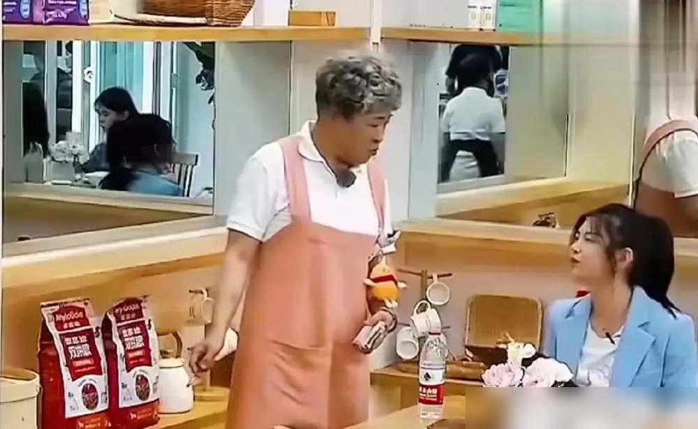 扯什么四不饮食规矩！陈妍希离婚根本不是这回事。
本来就是陈晓给孩子立家教，被营销号歪曲杜撰蹭热度，连个可靠信源都没有。
陈妍希上个月自己坦言，结婚十年后期俩人越来越没话说，早就平静接受了感情变淡的事实。
业内早就分析透，陈晓内向爱独处，陈妍希外向，性格不合，再加上常年各跑剧组聚少离多，才是真正