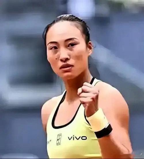 美网主办方现在肠子都悔青了吧？拒绝给伤愈复出的郑钦文外卡，非要把名额留给久疏战阵的大小威卖情怀。结果人家硬生生从资格赛杀进八强，还0-5逆转了斯瓦泰克。
 
美网主办方这次恐怕算错了一笔账。
 
他们把外卡交给传奇和情怀，却让伤愈归来的郑钦文从资格赛一步步往上爬。
 
结果呢？
 
被照顾的人 ​