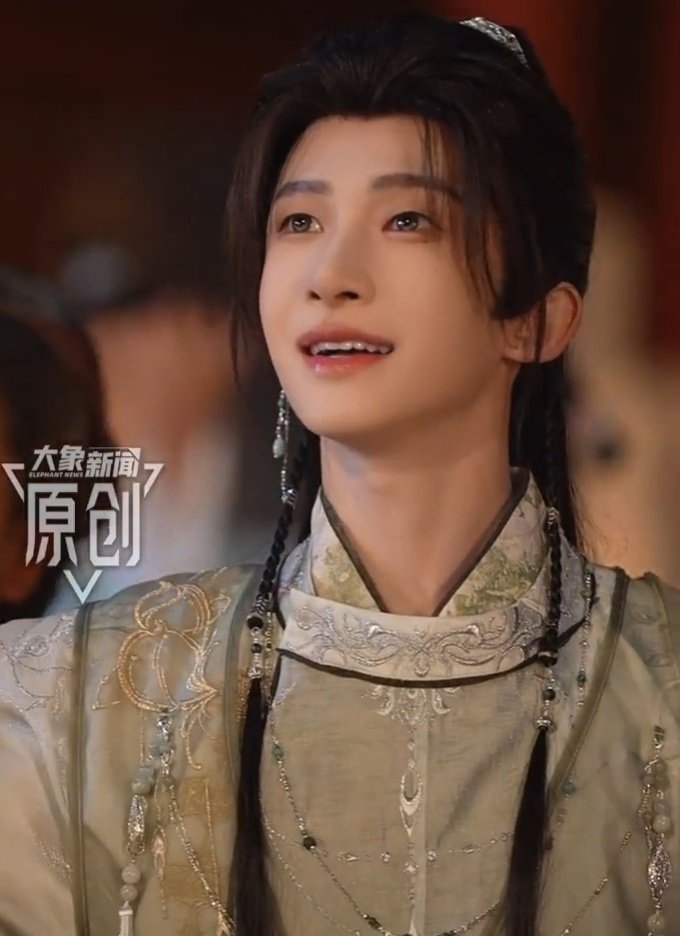 教科书级别的表情演绎，眼里有光眼含笑意的具象化表达 ​