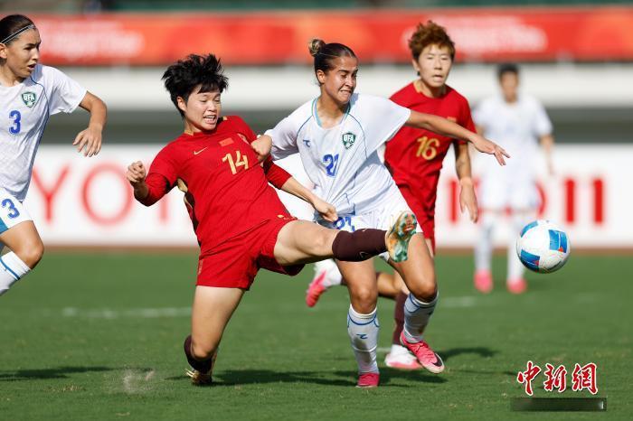 #中国女足vs乌兹别克斯坦女足#
这场1‑1的平局，是中国女足历史上首次被乌兹别克斯坦逼平，终结了两队9次交手全胜的记录 。从数据看，中国队全场24脚射门、10次射正，控球占绝对优势，场面完全压制对手，但得势不得分，最终只能收获平局，没能提前出线。我们可以从几个角度客观看待：比赛本身：轮换带 ​