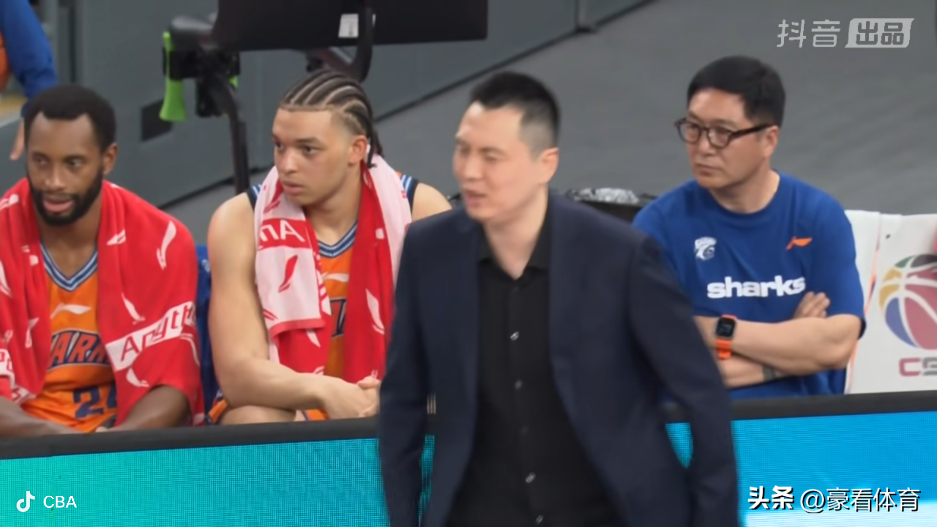 卢伟:眉开眼笑！

新赛季揭幕战倒计时！将在10月16日晚上19:35分正式打响，上海大鲨鱼将在主场对阵深圳马可波罗。上海队作为上赛季冠军球队，按照CBA冠军戒指颁奖规则，第一个主场赛前将为上海队举行戒指颁奖仪式。

广东媒体人对此表示:新赛季的首场比赛，深圳面对上海队冠军戒指颁奖。无疑将更加刺激深