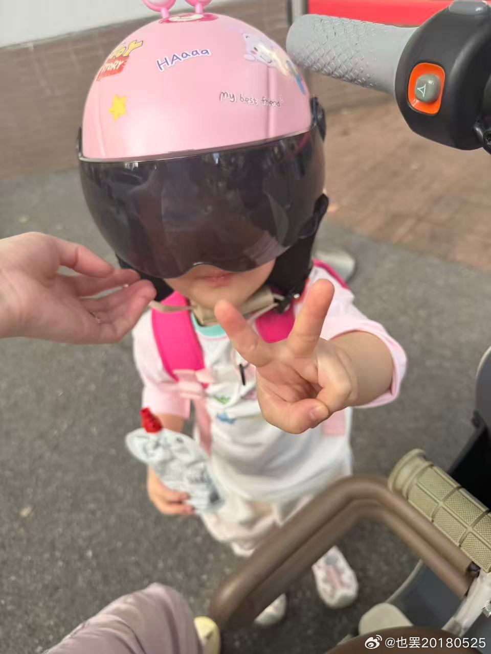 今天问女儿教师节你有表示吗？她说要不是群里大家发了祝福我都没想到过[泪...