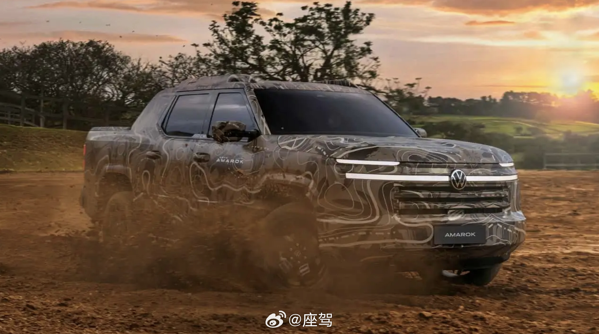 大众汽车在巴西正式预告了新一代中型皮卡 Amarok，新车计划于 2027 年在阿根廷帕切科将军城工厂投产并上市。新一代车型基于上汽大通星际 X多能源架构深度本土化调校打造，尺寸全面升级，并有望衍生三排座硬派 SUV 版本。

旗舰车型预计命名为 Amarok 800 TSI，搭载插电式混合动力系统，综合峰值扭矩高 ​