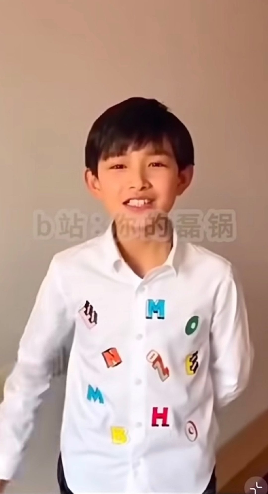 大家好我叫张极 我今年十一岁了 我喜欢唱歌跳舞看酥 我参加过蕾秋思大举办的漫豆北鼻全国平面童模甄选大赛 我获得了冠军 我拍摄过一些机器人和安素驱蚊液的广告 我还在藏三角的少儿春晚上演出过 谢谢各位老师 希望你们能够喜欢我哦 ​