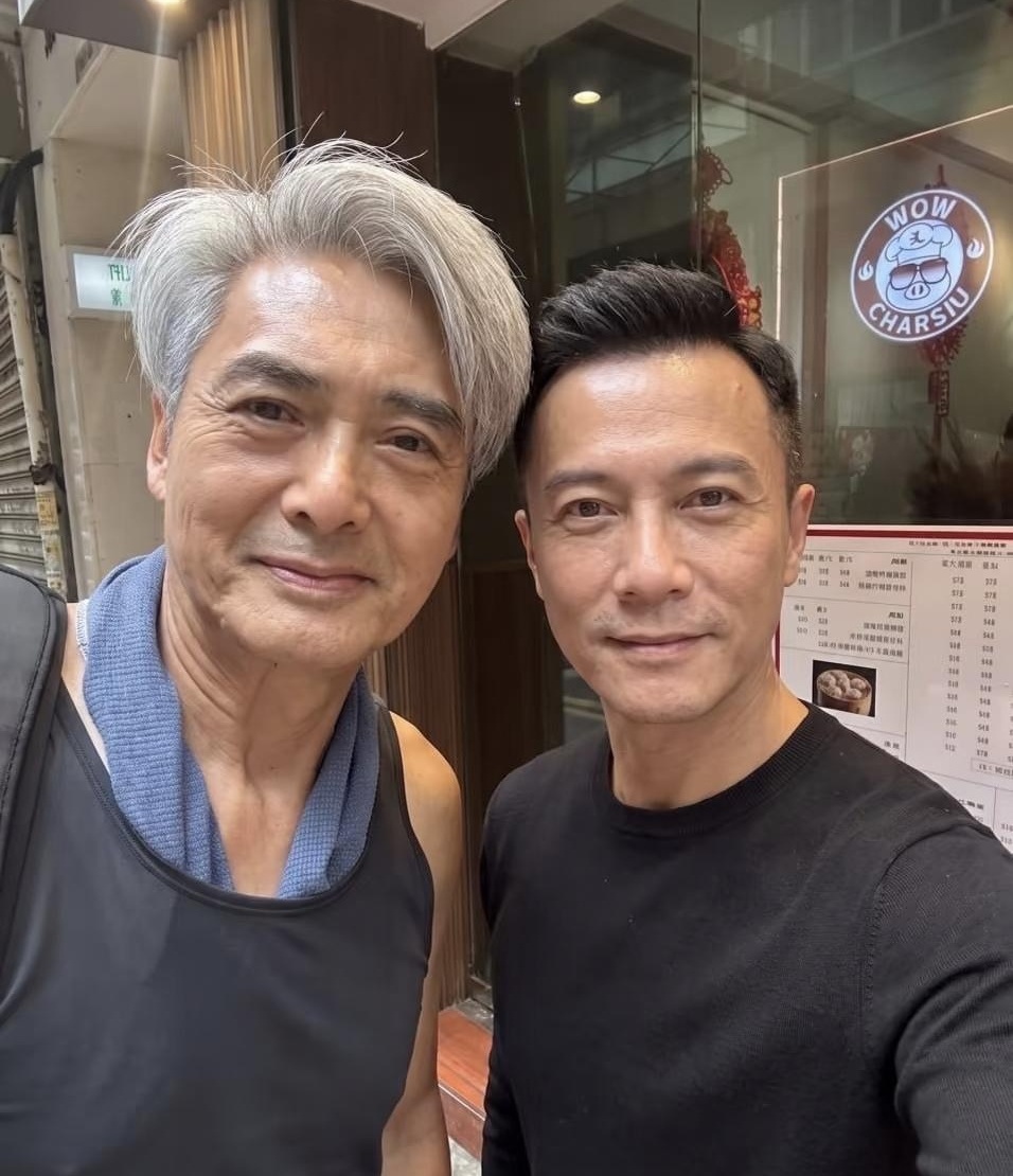 身价56亿的顶流巨星，71岁了居然一个人开着豪车去街边买几十块钱的叉烧？这反差你敢信？

最近有网友在九龙城偶遇周润发，没保镖没助理，就他自己孤零零钻进一家腊味店。刚出炉的叉烧滋滋冒油，老板一刀切下去汁水直滴，发哥就站在旁边眼巴巴等着装袋。说实话，看他现在的样子真让人心里咯噔一下。头发全白了，背也佝