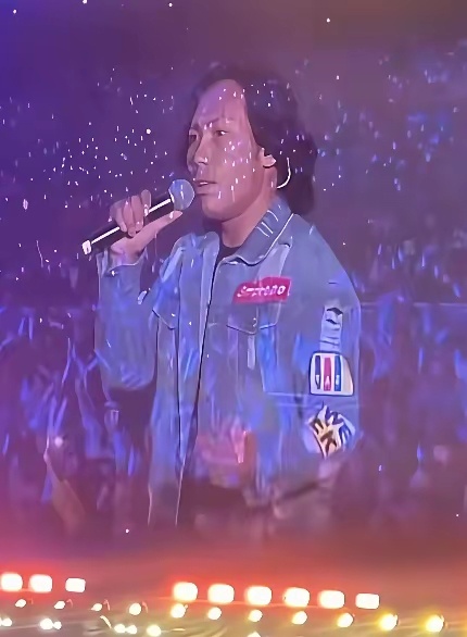 就说机会都是留给有准备的人。包头奥体演唱会上，台下三万人在等压轴的李克勤，最后撑场子的不是工作人员，不是替补歌手，而是一个自己买票进来看演出的观众。
​他叫侯浪，本身也是个歌手，用他自己的话说，就是个草根，以前最多演过五六千人的场子。三万人的演唱会现场献唱，他也是头一回。
​别说彩 ​
