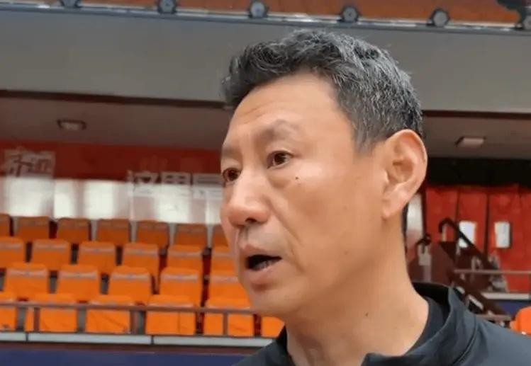 京鲁大战一触即发，李楠赛前直接把底牌亮了出来，口气听着挺稳，但心里的弦绷得比谁都紧。
赵睿这回因为低血糖加上感冒，连客场都没跟过来。好在除了他之外，队里其他人马基本齐整，轮换上不至于捉襟见肘。
但只要碰上山东，赛前谁也不敢把话说得太满。
李楠自己也直言不讳，往年两队碰面就没顺当过。山东队的球风