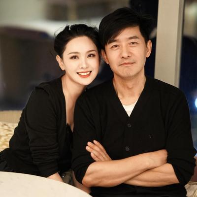 郭晓东这回又演了个“哑巴”。不是真哑巴，是话到嘴边又咽回去的那种。
新剧《生逢其时》9月3号登陆央视黄金档，他演曹东方。稳重，克己，心里背着责任和遗憾，沉着脸替晚辈扛事儿。
有意思的是，程莉莎早前吐槽过，郭晓东在家也这德行。不吭声，不解释，闷头干活。
荧幕上下一个样。从《小巷人家》到这部新剧，