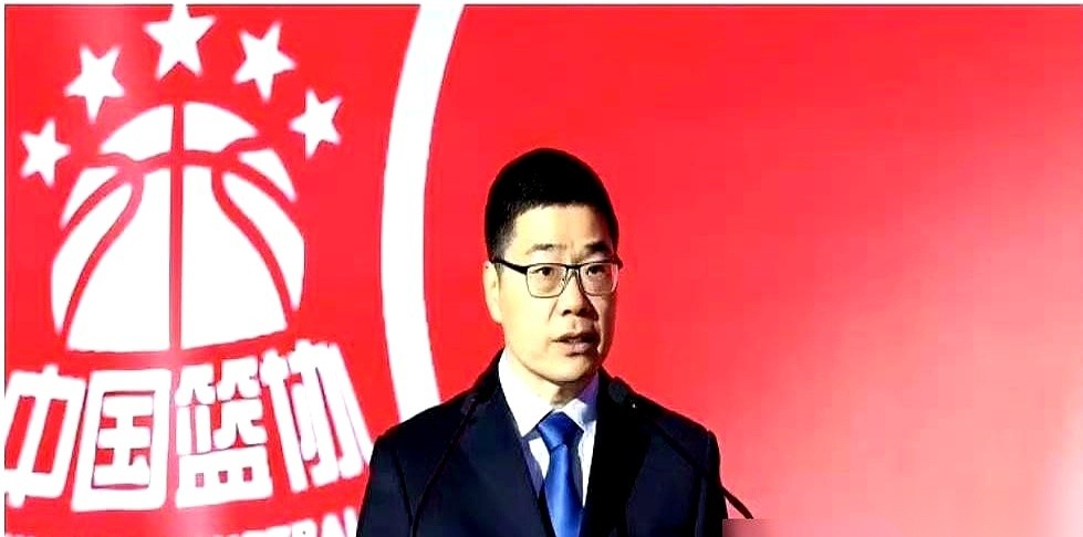 杨毅这回，算是把男篮主帅那点底裤给扒干净了。
男篮拿了第四，外界吵翻天，全说是“篮协塞条子”、“教练背黑锅”。结果杨毅直接掀桌：压根没这回事，选人名单就是郭士强一个人拍板定的。
名单自己定，战术自己画。结果一输球，大锅在空中转了三百六十度，莫名其妙就甩成了“上边插手，教练委屈”。
更绝的是现在的局面