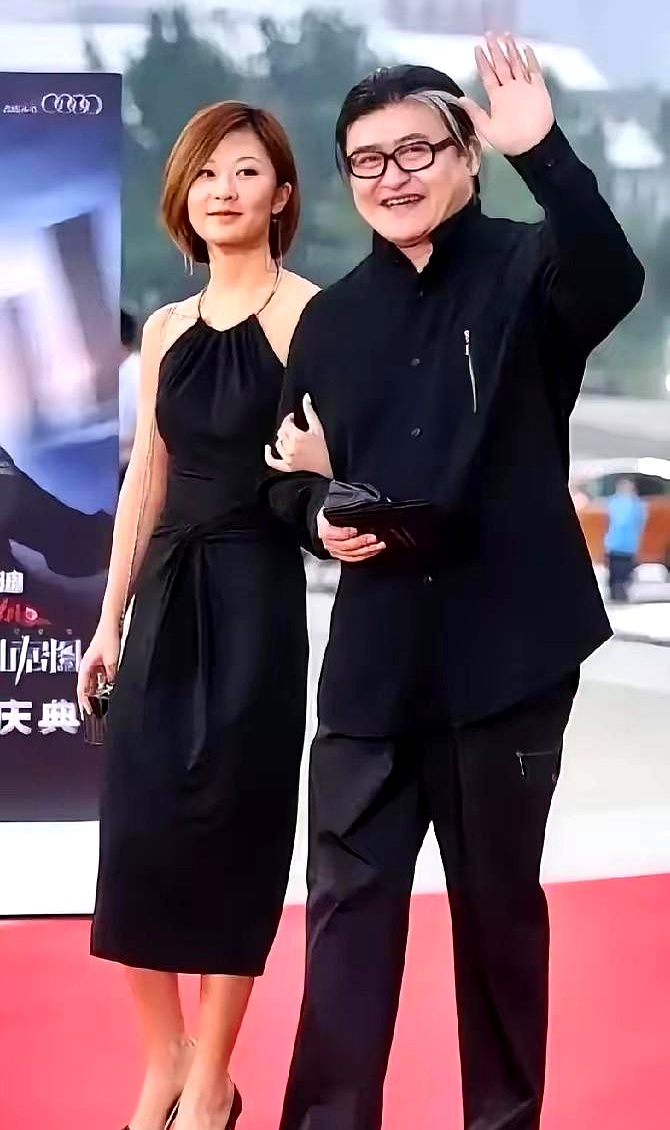 刘欢女儿去年才办完婚礼，当时大伙儿还嘀咕呢，怎么悄没声儿就把闺女嫁了。
现在回头