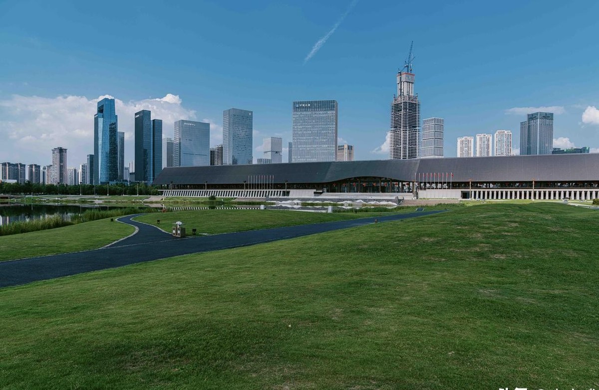 重磅！成都：要举全市之力建设好天府新区！网友：兴隆湖散步很巴适！

天府新区，还是太顶了！

继四川强调要举全省之力建设好天府新区之后，成都也发文表态：要举全市之力建设好天府新区！从上到下，对天府新区是赤裸裸的偏爱，确实让人实名羡慕。

但这阵势看在老成都人眼里，心里多少有点五味杂陈。资源一股脑全往
