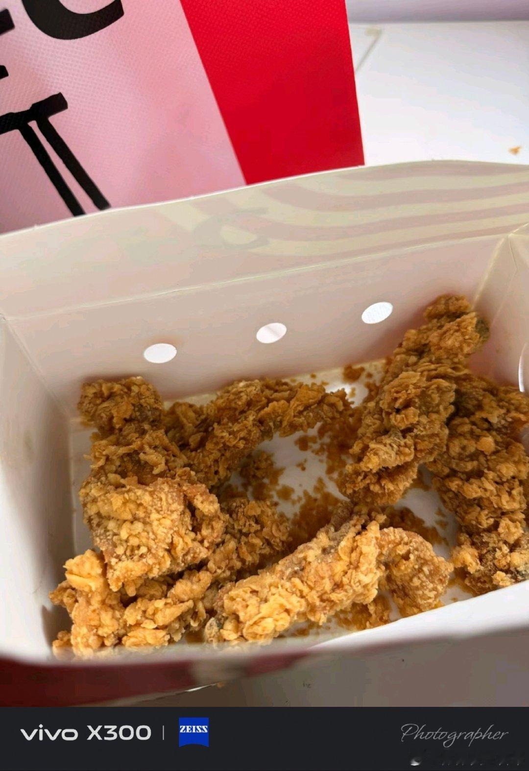#vivo[超话]##vivo超话# 酥脆诱人的炸物谁能拒绝，外壳炸得金黄酥脆，一口咬下去咔滋作响，简简单单就收获一份快乐。 ​