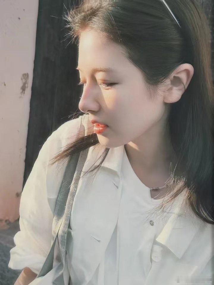#李兰迪[超话]# lld #李兰迪首位95后亦舒女主# lld #迪哒三两声#

你仿佛一束光照进了我平平无奇的生活里。

​