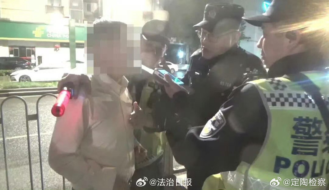 #定检播报#【#男子醉驾冲岗谎称送孕妻就医##男子醉驾冲岗P图撒谎被判拘役#】男子刘某为逃避酒驾检查，强行冲岗，庭审期间，伪造聊天记录和病历时间，谎称妻子孕期，身体不适，急于送往医院救治，却不料偷鸡不成蚀把米，致更重刑罚。记者日前从湖北省武汉市江汉区人民检察院获悉，刘某因危险驾驶罪被判 ​