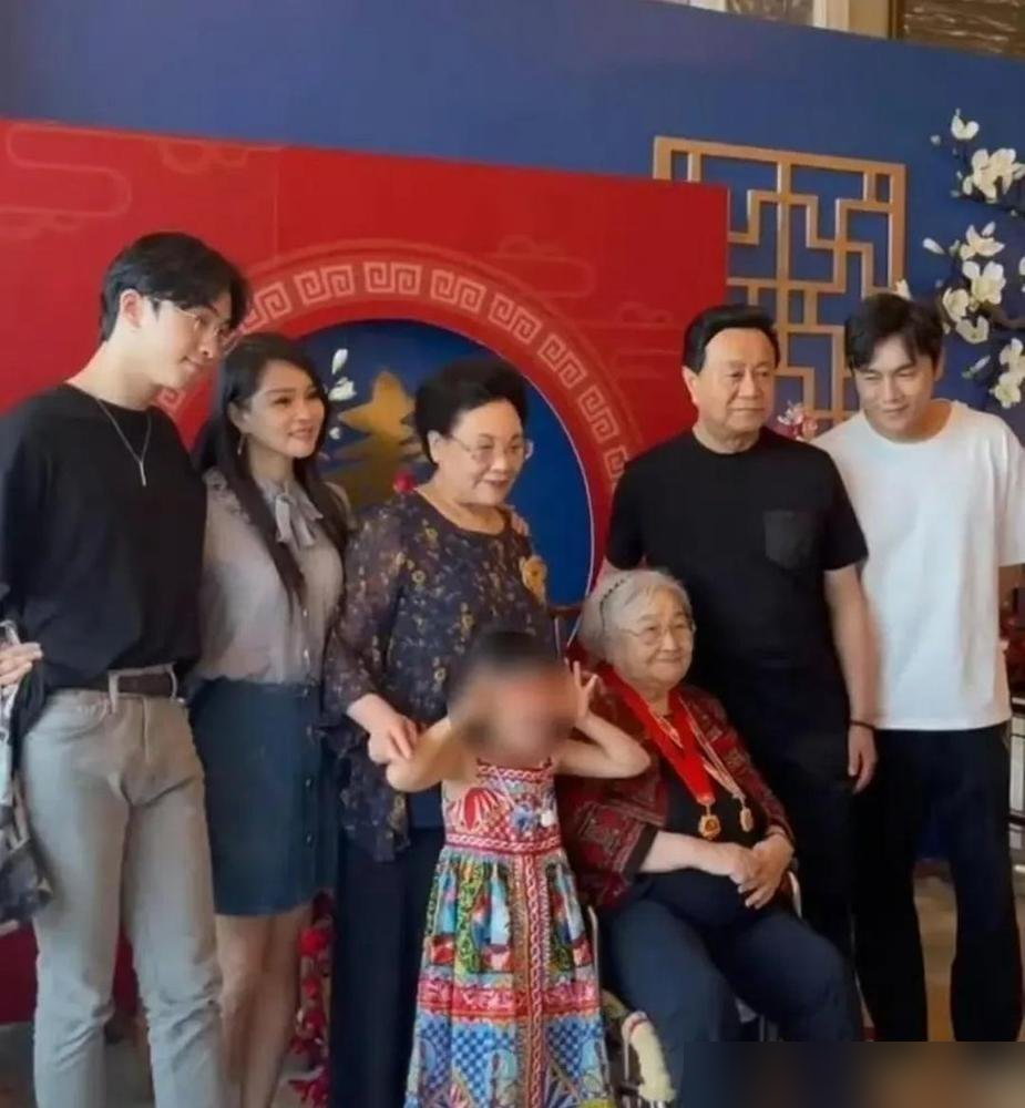 56岁伊能静素颜坐在沈阳婆家别墅里，一句话没说，光顾着剥蒜了。
秦昊他妈端上桌六道硬菜，锅包肉、酸菜白肉，全是东北家常味。伊能静穿着居家服，脸没化，头发随便一扎，在旁边递盘子打下手。
那栋独栋别墅不便宜，院里收拾得干干净净。老两口低调，没一点架子，秦昊在旁边乐：她以前可能写了，现在嘴闭上了。
