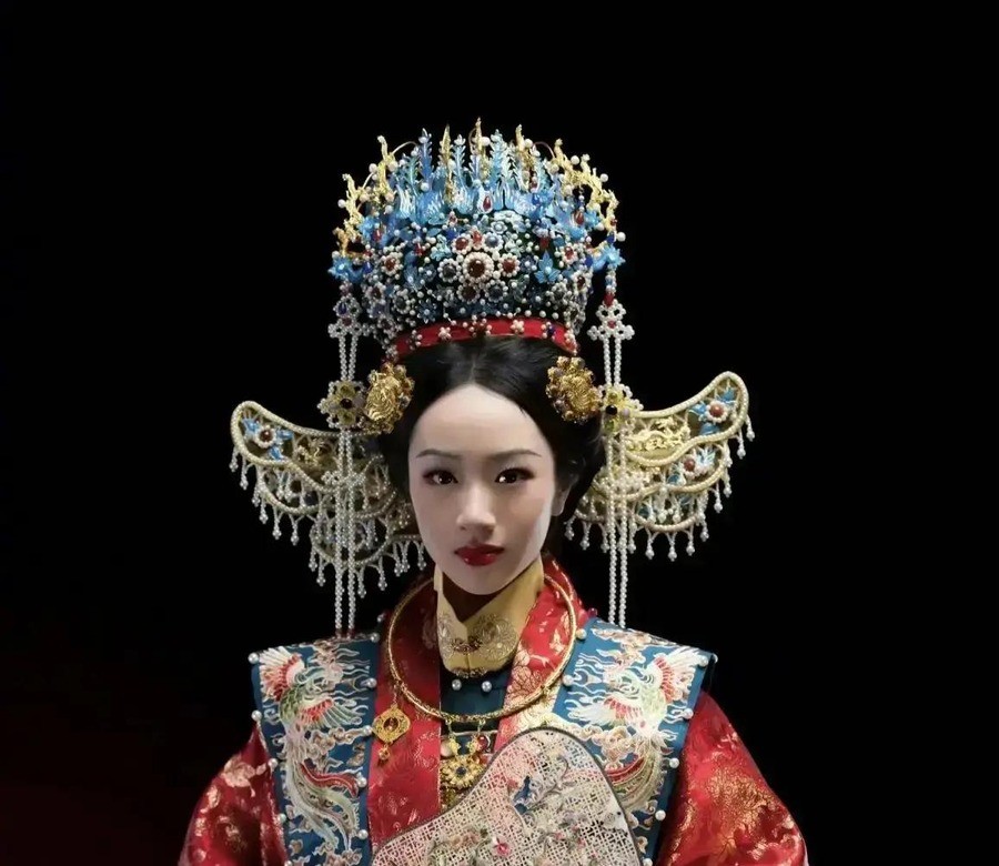 吴尊2014年在《爸爸回来了》看3岁女儿穿儿童婚纱，当场红了眼眶，几度哽咽。2026年9月21日，同一个女儿15岁穿凤冠霞帔，他配文写“我不担心啦，要担心的是她另一半”。
12年。从哭到笑。
照片一共8张。NeiNei穿凤冠霞帔和铠甲两组造型。评论区第一反应全是“女儿要出嫁了”“岳父大人您看我还行吗