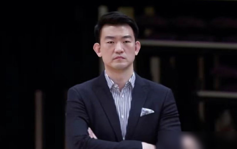 广厦这操作，等于把枪递给对手，再让人家拿枪指着自己脑袋。
休赛期财务一收紧，布朗、桑普森直接被北京打包签走，赵嘉仁、赵岩昊也放走了。阵容拆得就剩胡金秋、孙铭徽、朱俊龙三根骨头。
媒体战力榜直接给踢出争冠第一梯队，话里话外就仨字：不行了。
结果10月17日揭幕战，主场硬是把山西啃下来了。王博赛后