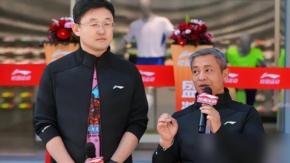 李大双62岁，抱着刚满月的儿子，笑得合不拢嘴。
跟李琳过了十几年丁克，2012年拉斯维加斯领的证，回仙桃办酒时还说不要孩子。结果2024年离了，转头娶了个小22岁的加拿大媳妇。
2025年1月，儿子李泓睿在加拿大落地。3月底回湖北摆满月酒，李小双、杨威全到场。现在老头走哪儿都抱着孩子，跟个宝贝似