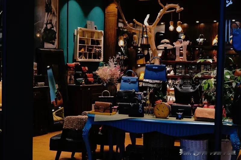 夫妻俩逛街，媳妇突然拽着老公胳膊撒娇：“亲爱的，我头疼～” 老公赶紧关...